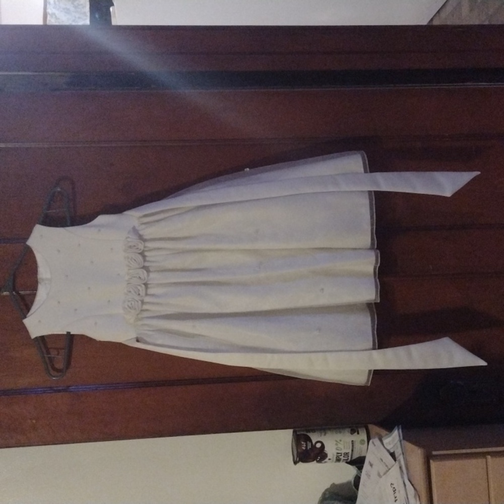 White dress, - Picture 3 of 3